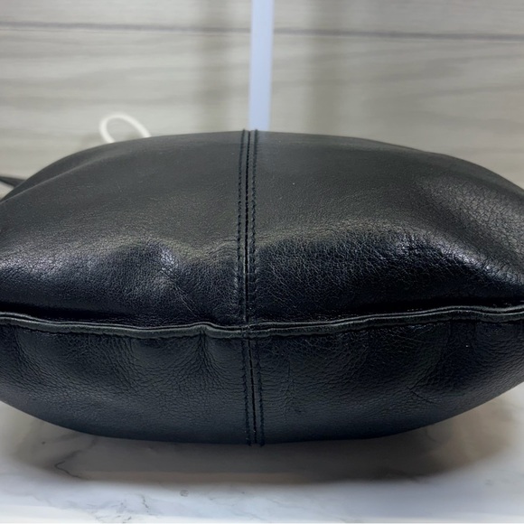 Black leather bucket bag with gold hardware - Picture 4 of 8